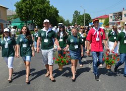 Покладання квітів до пам'ятника С.Ковпаку (ліворуч представник УНУС Аліна Кучерук)
